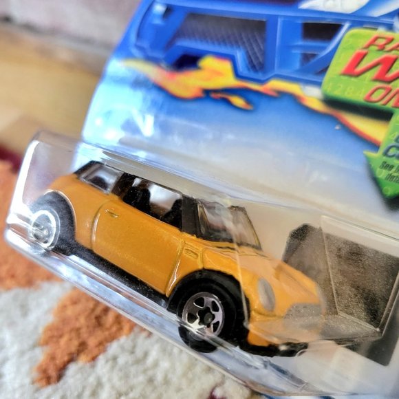Hot Wheels - 2001 Mini Cooper Toy Car - Picture 3 of 4